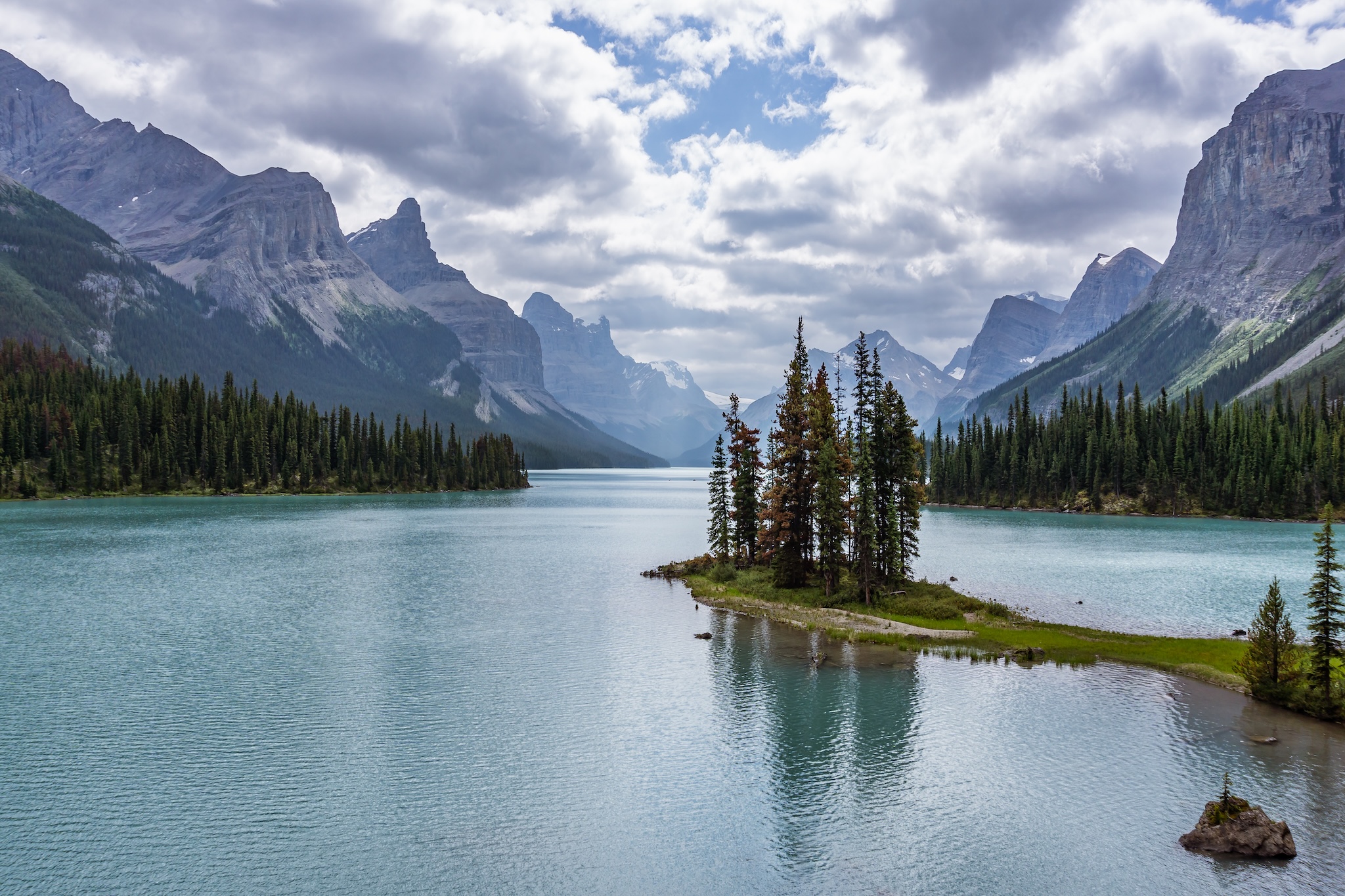 Spirit Island in Mjs-loaded aligne Lake Canada